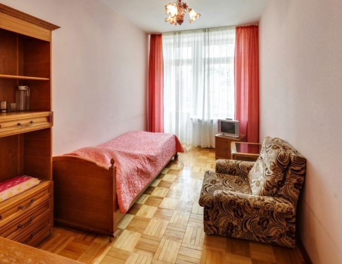 Кровать в 2-местном 2-комнатном номере стандарт (общие удобства) - Санаторий «Сосновый» Ижевск