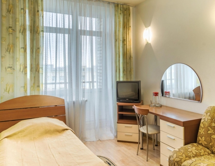 Кровать в 2-местном 2-комнатном номере комфорт (общие удобства) - Санаторий «Сосновый» Ижевск