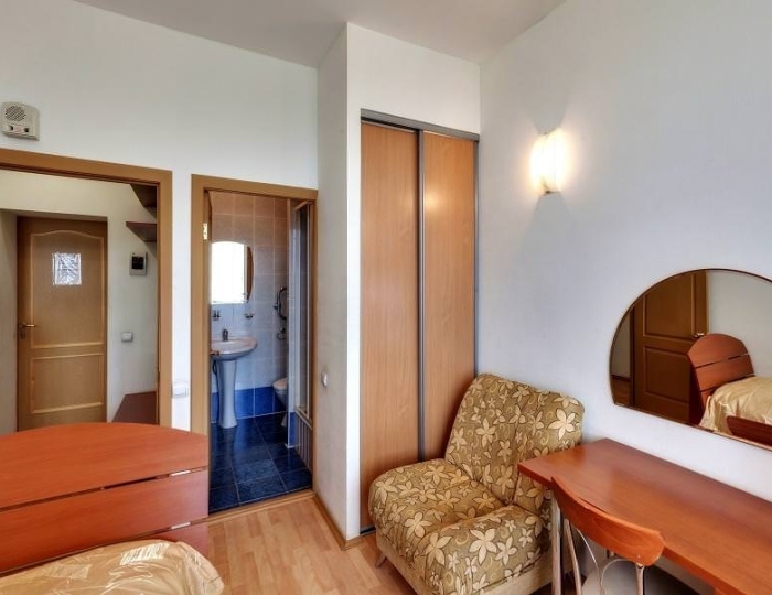 Кровать в 2-местном 2-комнатном номере комфорт (общие удобства) - Санаторий «Сосновый» Ижевск