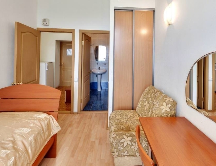 Кровать в 2-местном 2-комнатном номере комфорт (общие удобства) - Санаторий «Сосновый» Ижевск