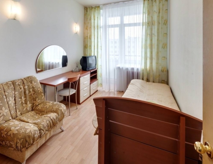 Кровать в 2-местном 2-комнатном номере комфорт (общие удобства) - Санаторий «Сосновый» Ижевск